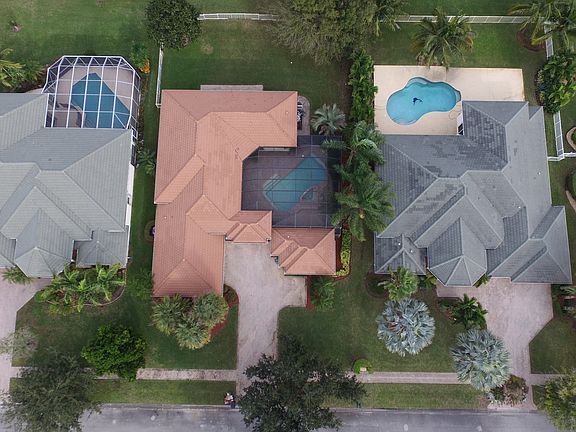 4th image of 4865 SW Golfside Dr