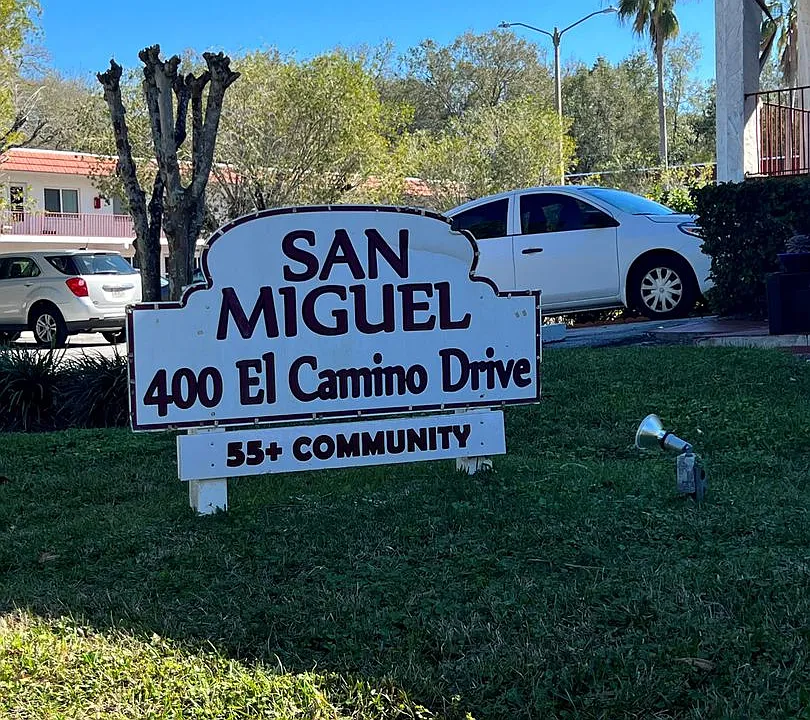 400 El Camino Dr #123