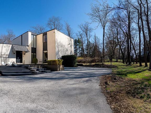 2nd image of 1335 Valley Rd