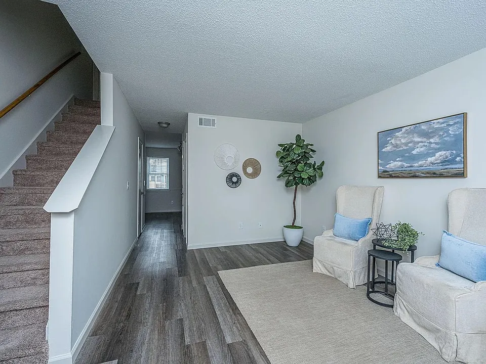306 Crestview Dr