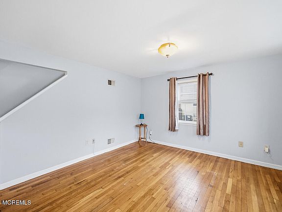 5th image of 216 Maple Avenue