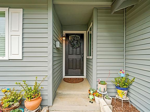 3rd image of 610 Sierra Drive