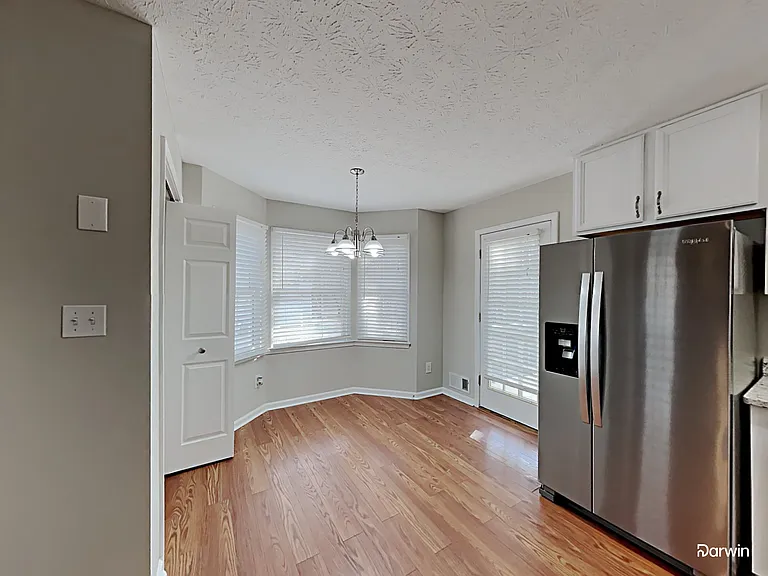 383 Robin Hood Dr — Photo 3