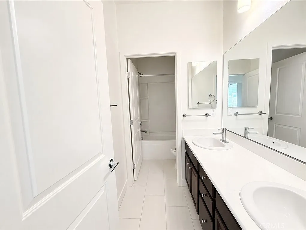 3 bed, 4.0 bath, 2000 sqft, $5,100 — Photo 2