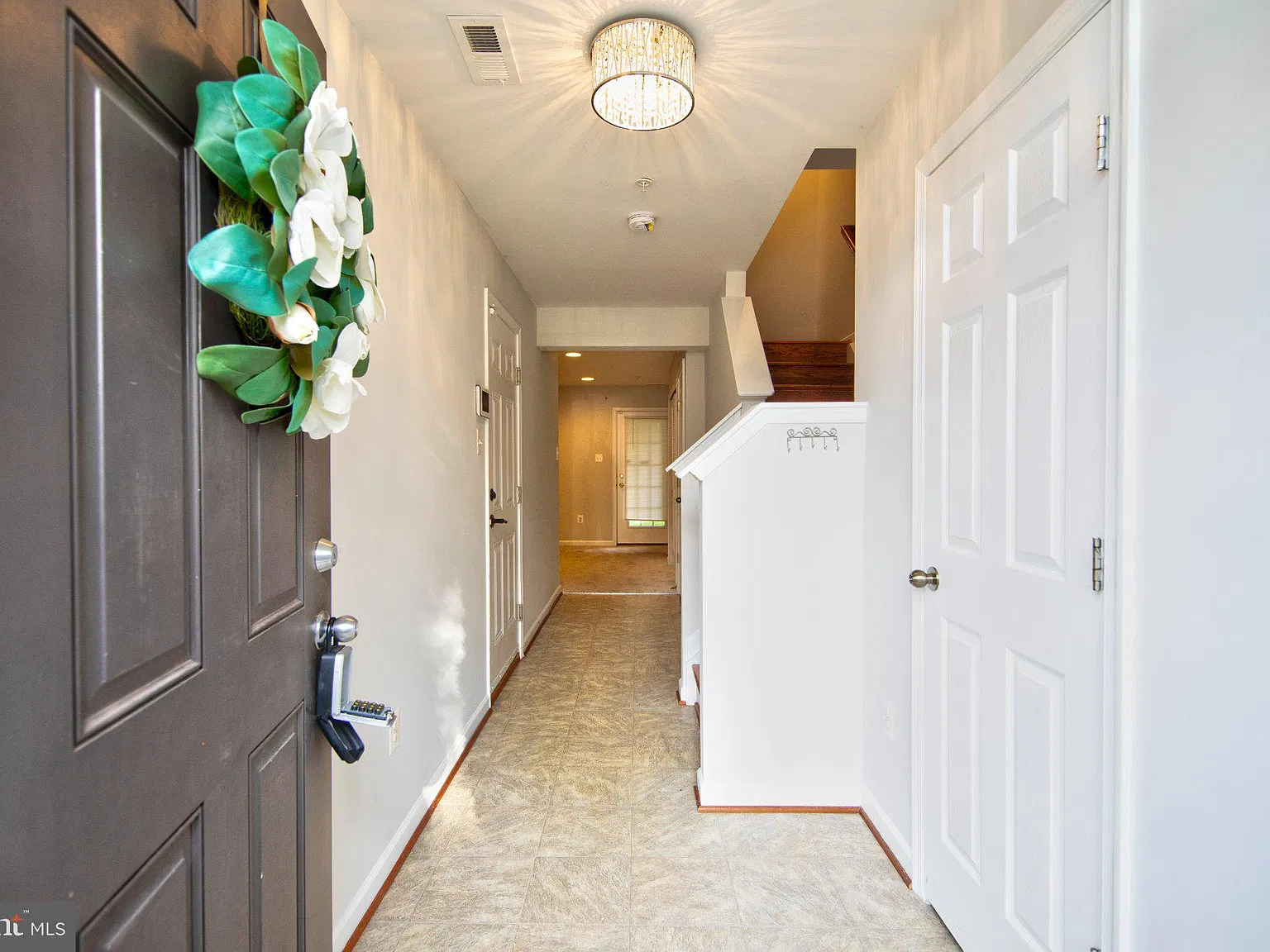 4 bed, 4.0 bath, 1928 sqft, $3,100 — Photo 2