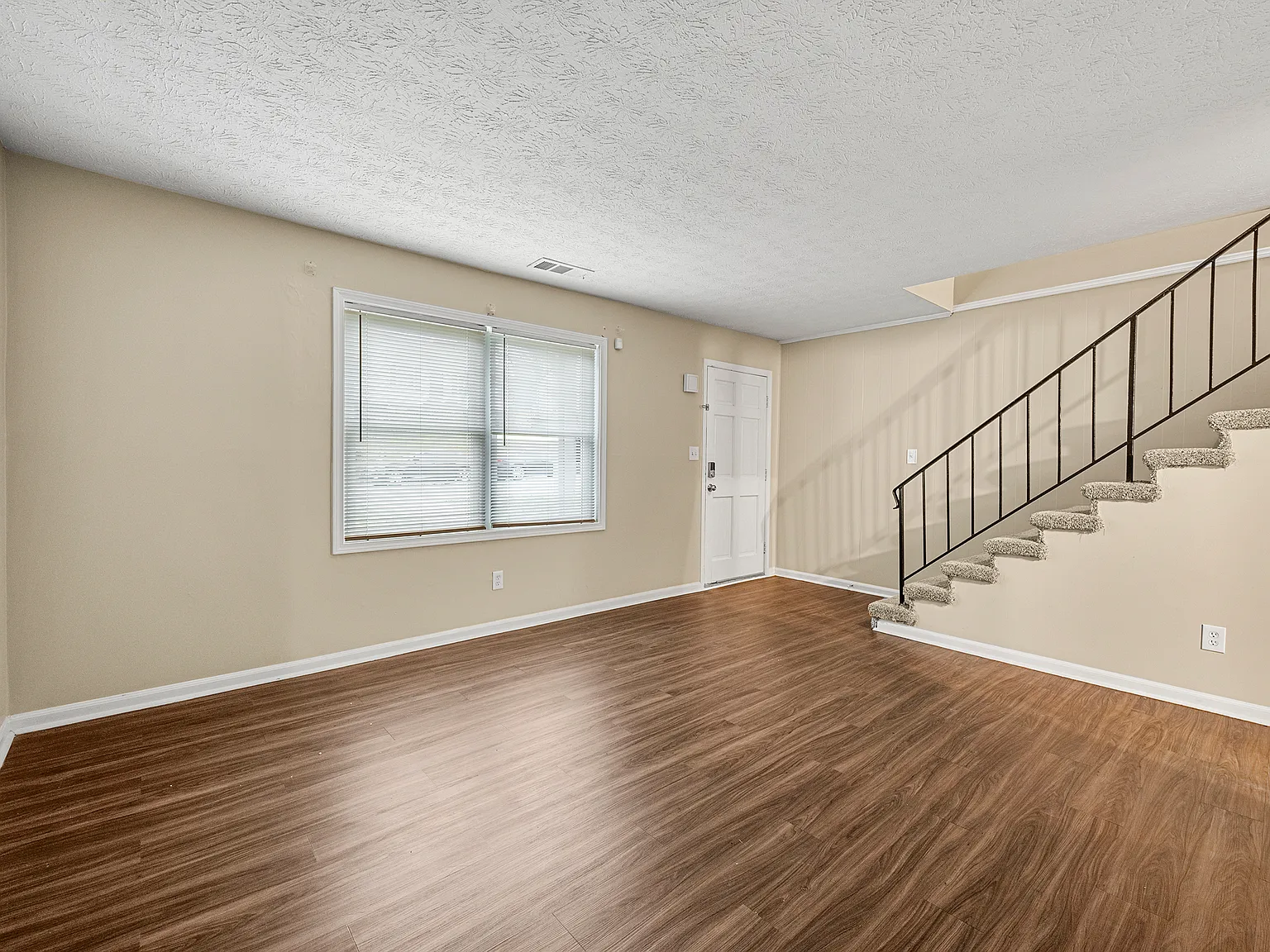 2 bed, 1.5 bath, 950 sqft, $1,490 — Photo 1