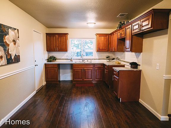 3rd image of 2922 E Lamona Ave