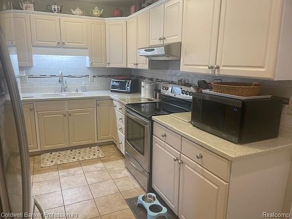 4th image of 13096 Village Ct