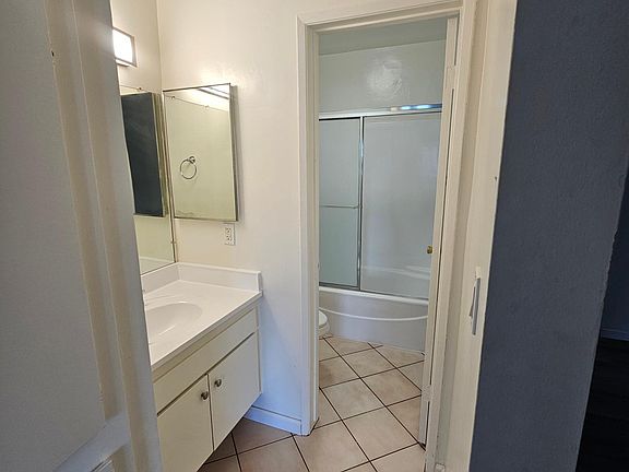 5th image of 6121 Woodman Ave APT 117