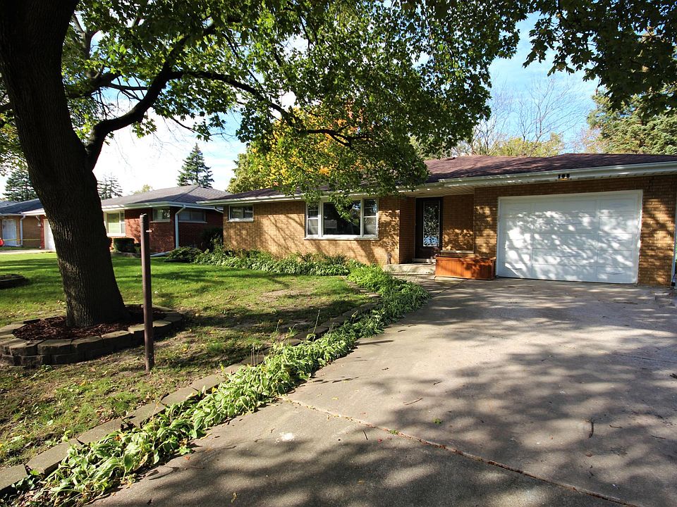 1st image of 105 W Belmont Ave