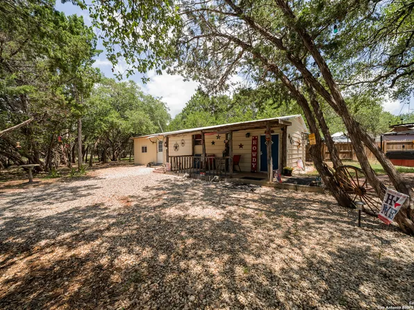 496 Cedarhill Dr., Bandera, TX 78003