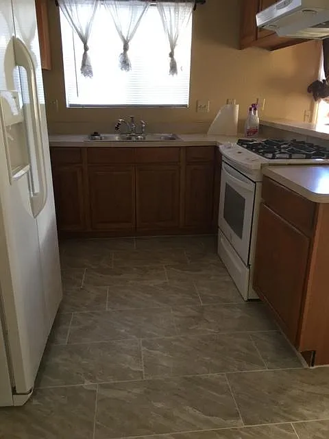 KITCHEN - GAS STOVE