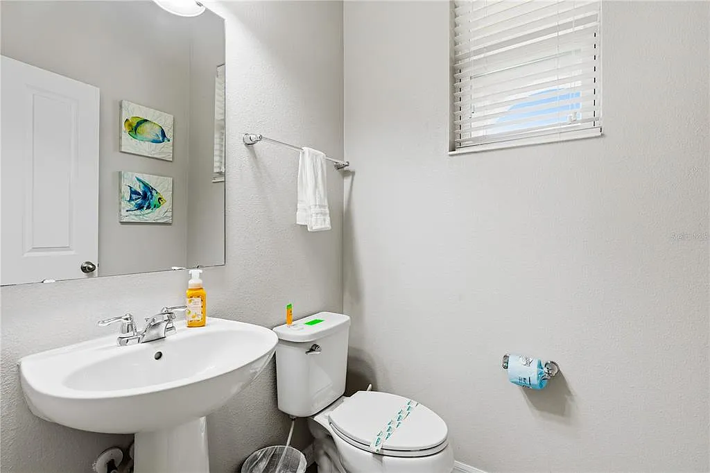 4 bed, 3.5 bath, 1649 sqft, $2,600 — Photo 2