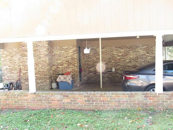 3rd image of 2257 Hillcrest Dr