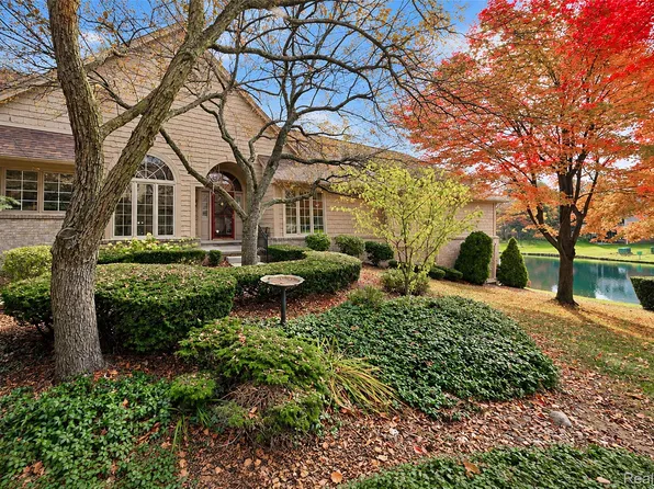 618 Deauville Ln, Bloomfield Hills, MI 48304