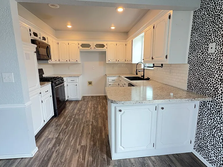 9301 Maypark Cir — Photo 38