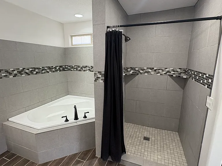 2488 Manzoni Rd — Photo 18
