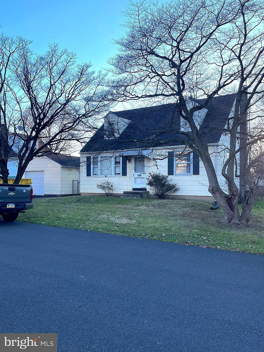 1090 Buttonwood Ave photo 1