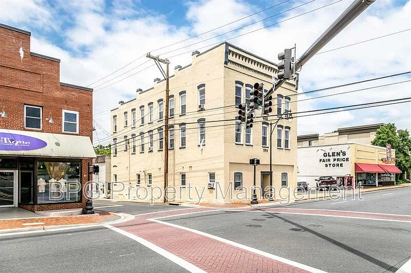 2 bed, 1.0 bath, $1,200 — Photo 3