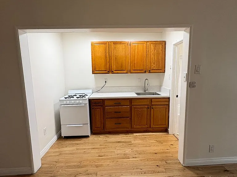 645 S. Burnside Ave. — Photo 5