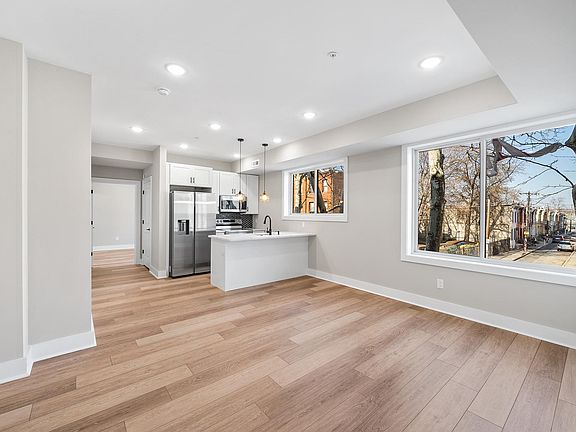 4th image of 2820 W Diamond St #102af3c0b
