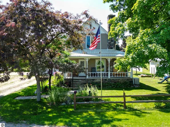 422 E Pine St, Blanchard, MI 49310