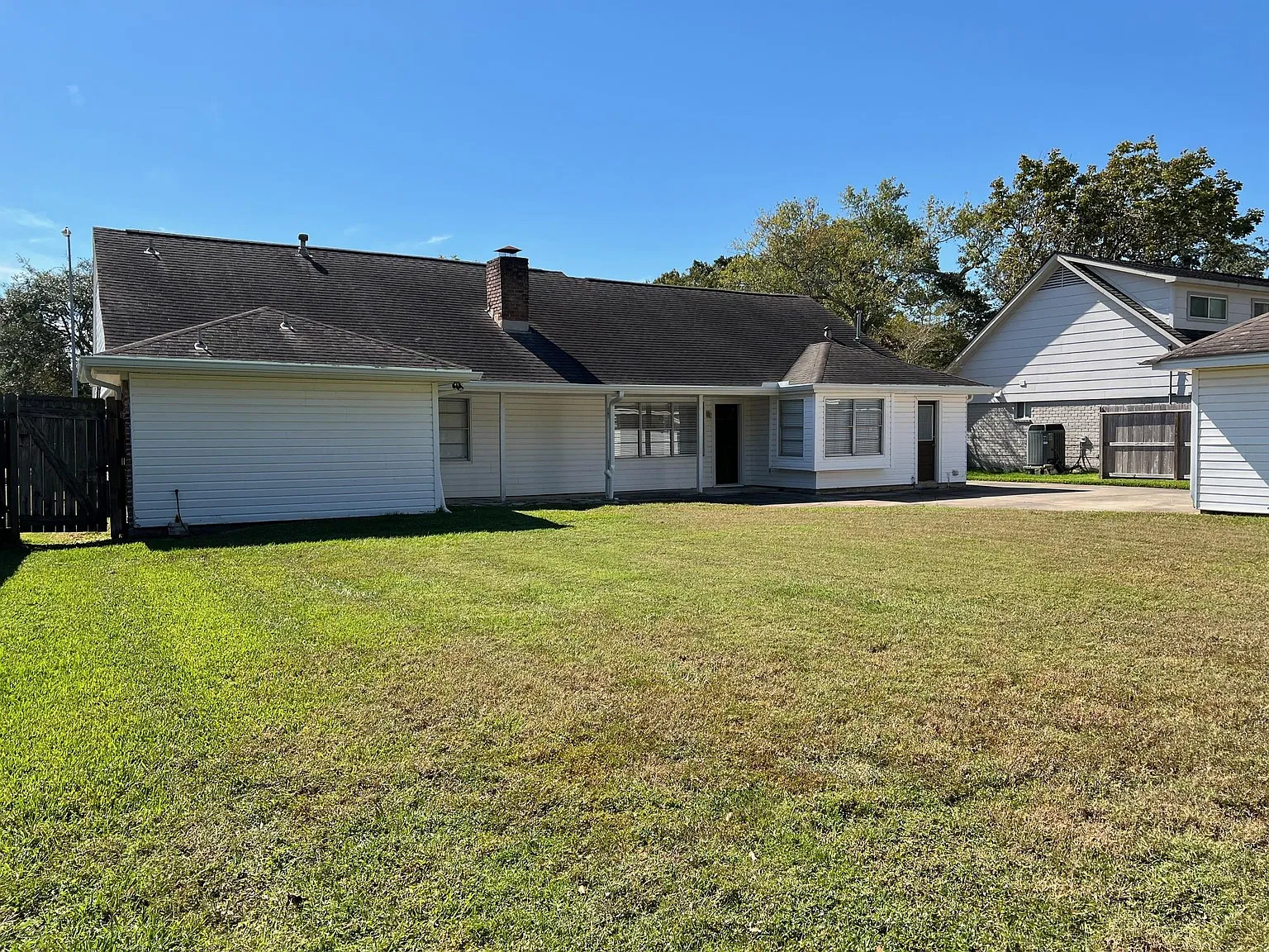 4 bed, 2.0 bath, 2289 sqft, $2,400 — Photo 2