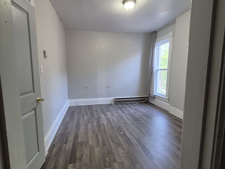 2nd image of 225 Wellington St