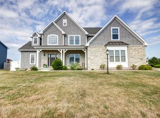 4002 Applewood Dr, Monticello, IL 61856