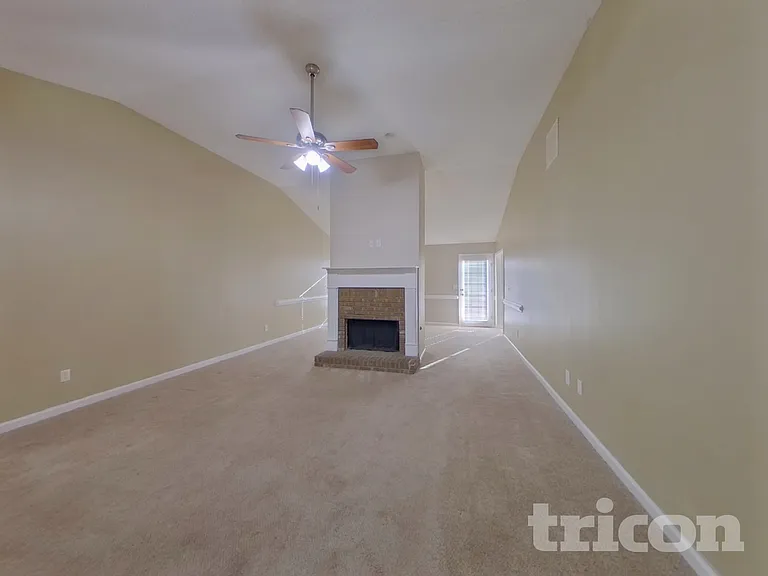 159 Peachtree Glen Dr — Photo 2