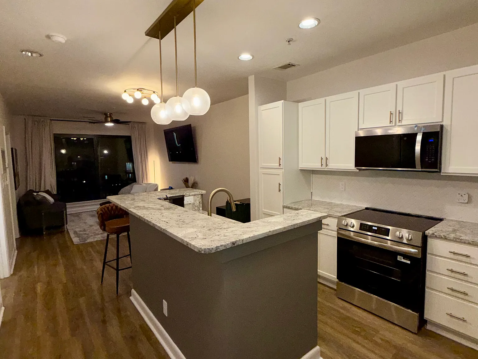2 bed, 700 sqft, $2,200 — Photo 2