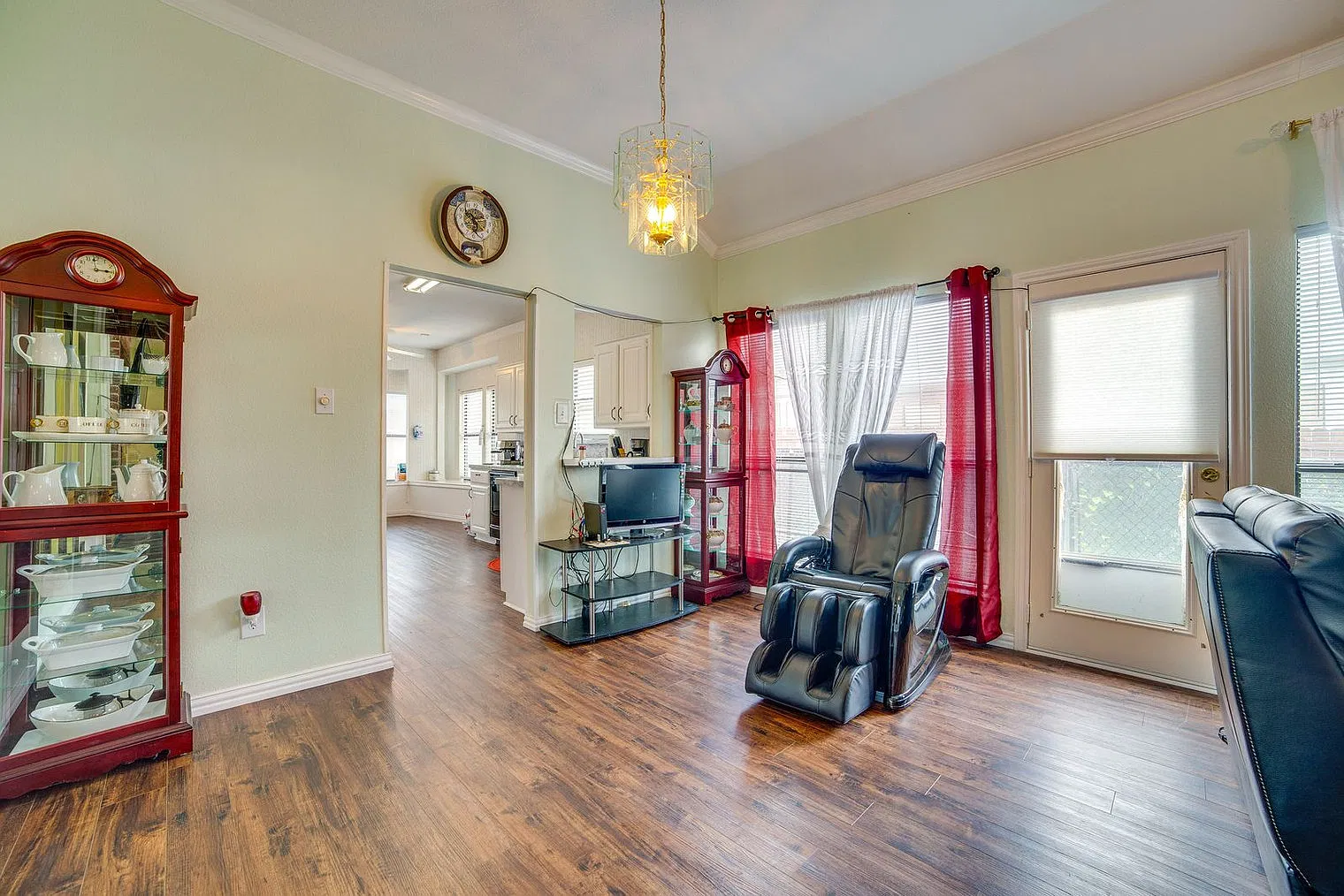3 bed, 2.0 bath, 1399 sqft, $3,933 — Photo 4