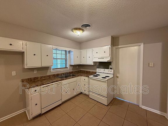 3rd image of 4096 Silverleaf Rd