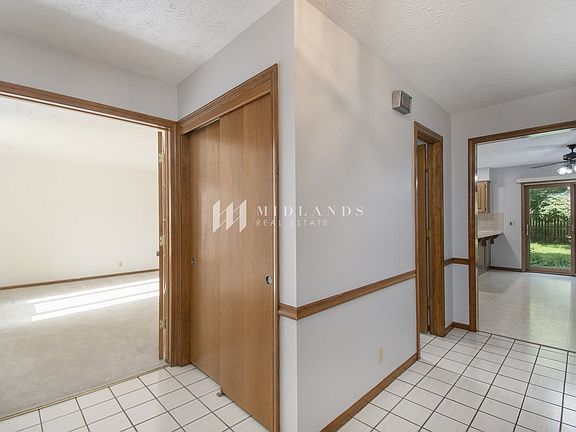 2nd image of 504 Oakwood Dr