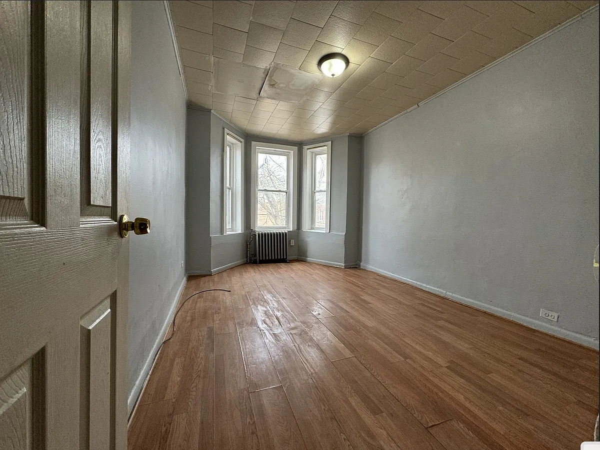 3 bed, 1000 sqft, $2,500 — Photo 4