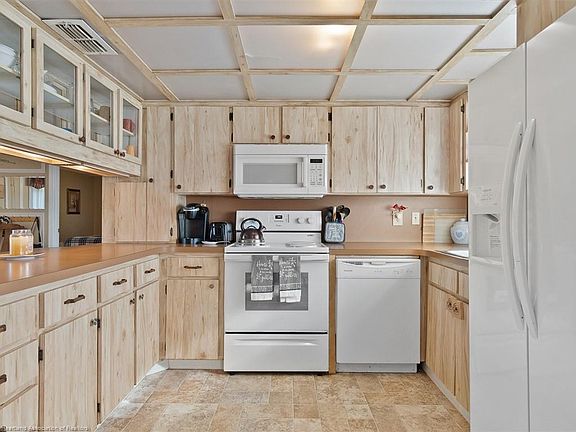 5th image of 215 Heppner Ave