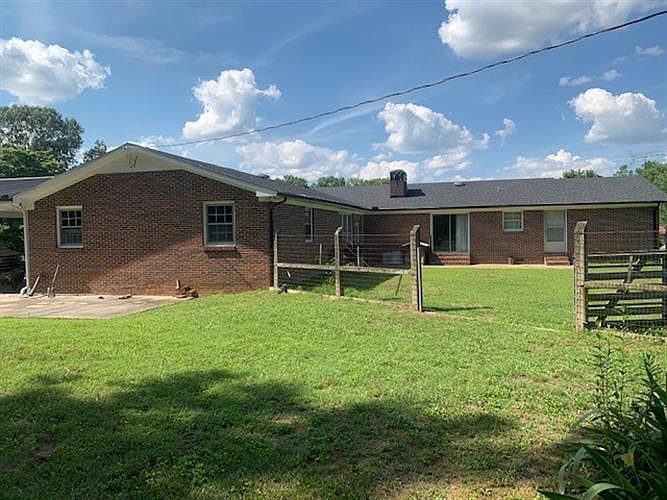 2nd image of 1024 Hickory Dr
