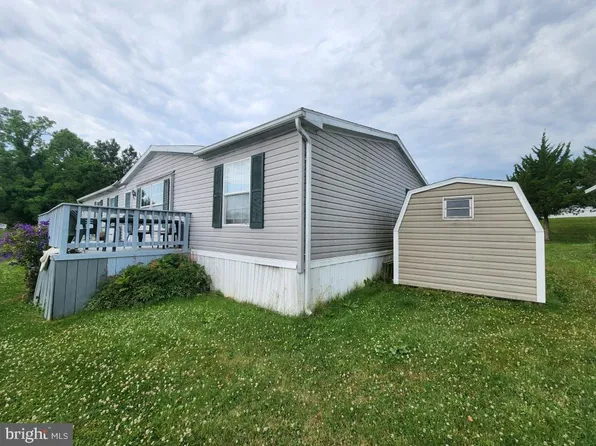 106 Clearfield Ct E, Lancaster, PA 17603
