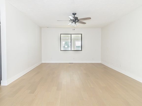 2nd image of 1127 Hickory Ln