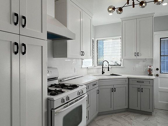 3rd image of 130 N Beachwood Dr Unit A