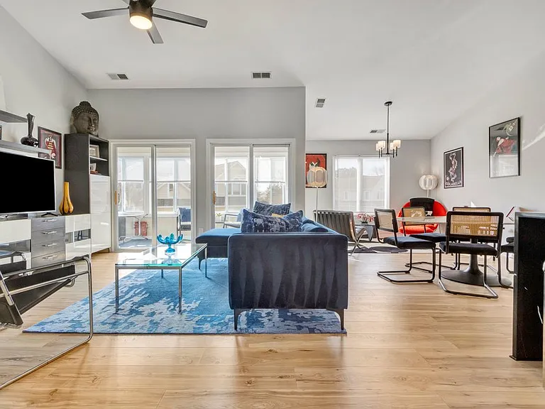 297 Lakeside Dr — Photo 3