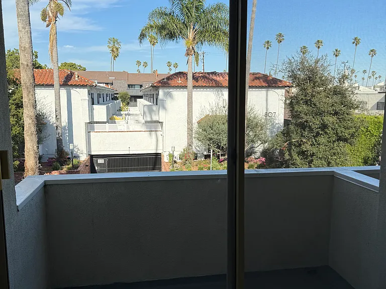 Montana Ave — Photo 16