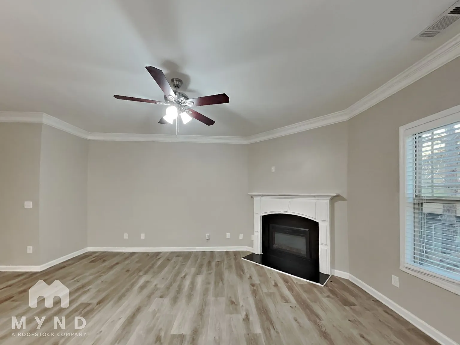 4 bed, 2.5 bath, 2156 sqft, $2,165 — Photo 2