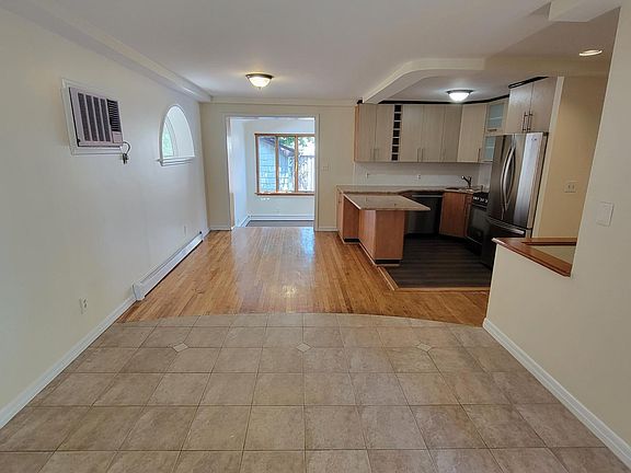 5th image of 2122 E 64th St