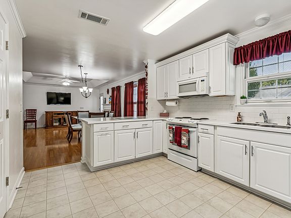 4th image of 513 Village Green Cir