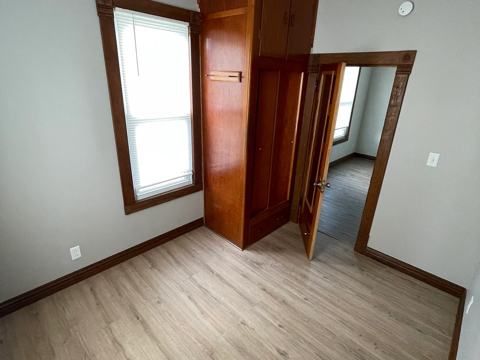 3 bed, 1000 sqft, $1,300 — Photo 2