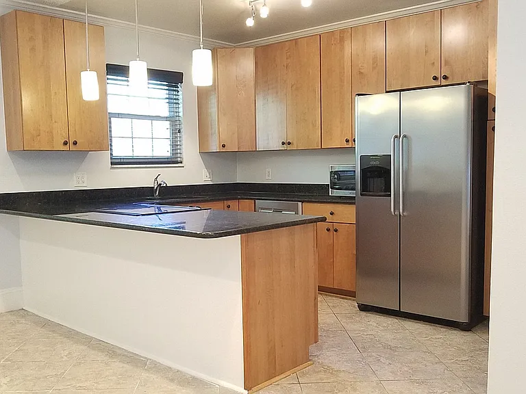 612 E Church St — Photo 11