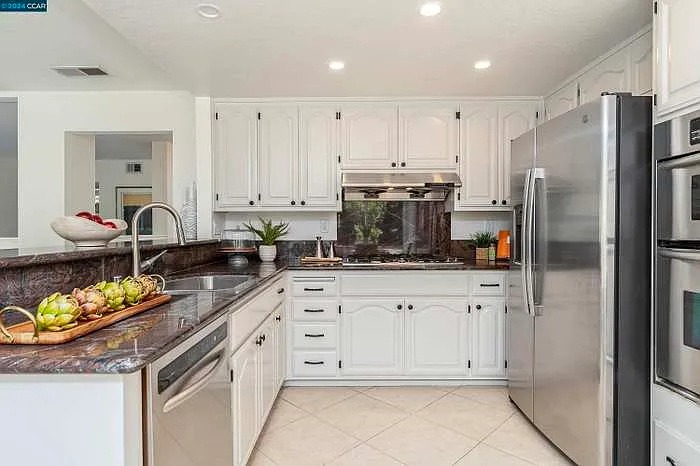 2707 Carmen Ct — Photo 3