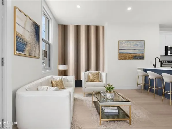 215 Ray St N, Hamilton, ON L8R 2Y3