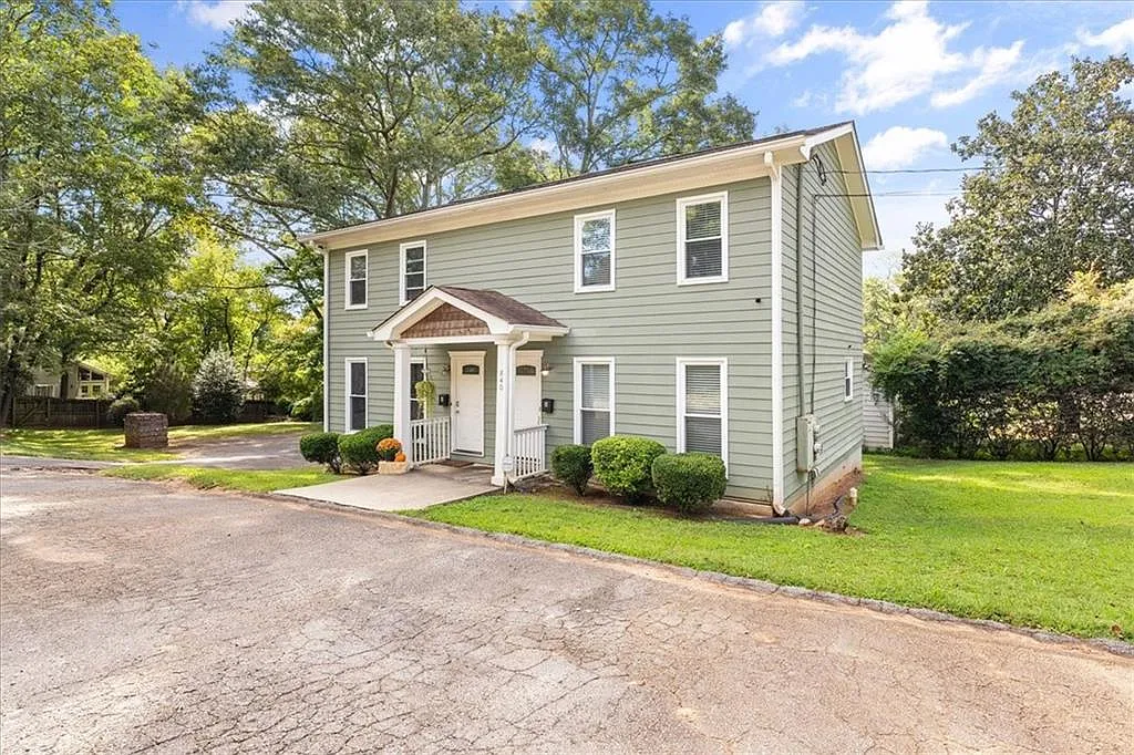 2 bed, 1.5 bath, 2240 sqft, $2,100 — Photo 1